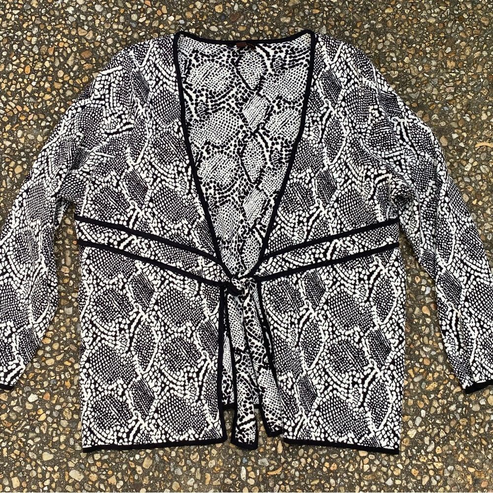 Dana Buchmam Woman black and white cardigan sweater 1X